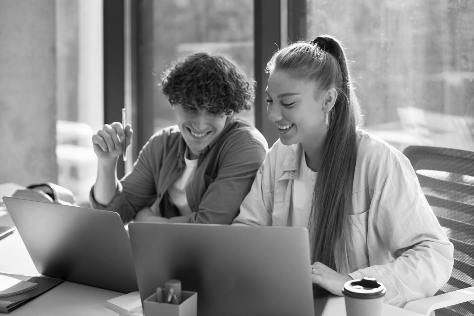 Espace de travail créatif avec outils et matériel artistique